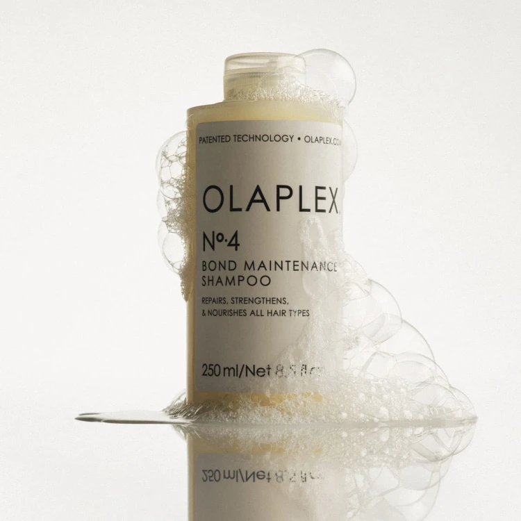 OLAPLEX No. 4 Bond Maintenance Shampoo - Szampon Odbudowujący do Wszystkich Rodzajów Włosów 250ml konsystencja.jpg