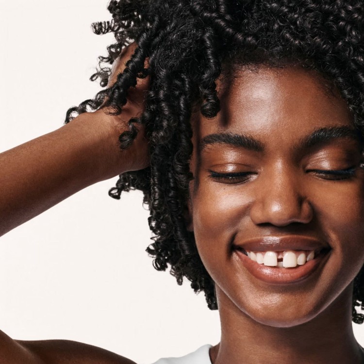 Olaplex No. 6 Bond Smoother Leave-In Treatment - Odbudowujący Krem do Stylizacji Bez Spłukiwania 100ml model.jpg