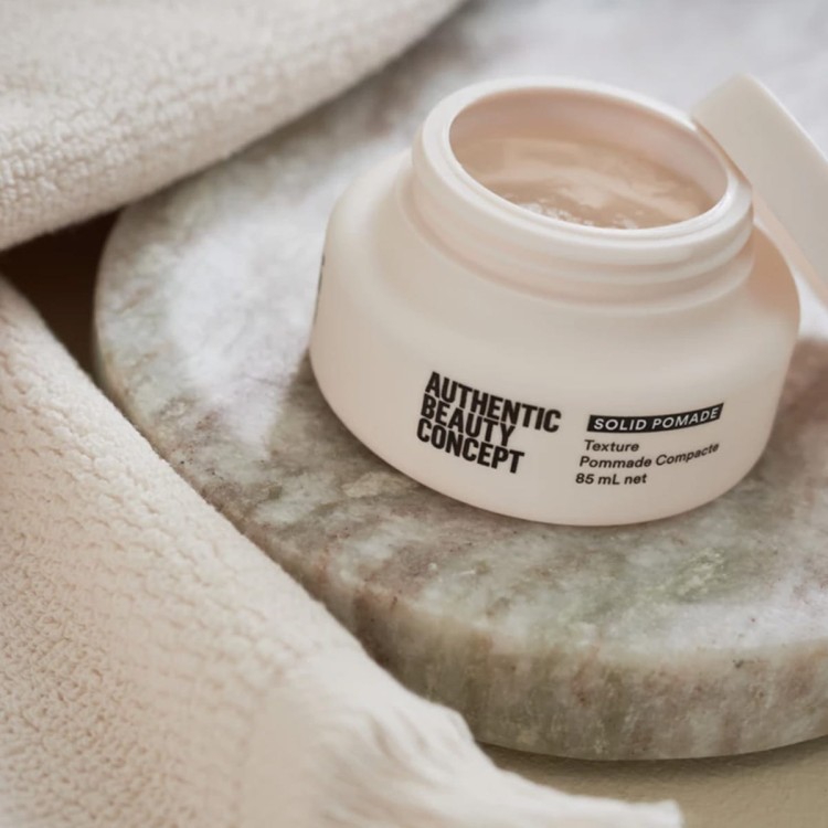 Authentic Beauty Concept Solid Pomade - Pomada Silnie Utrwalająca 85ml.jpg