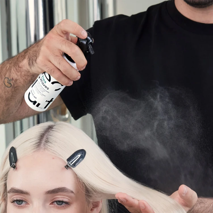 LOreal Tecni Art Flex Waves - Spray z Solą Morską Nadający Efekt Plażowych Fal 190 ml (BEACH WAVES) Aplikacja.jpg